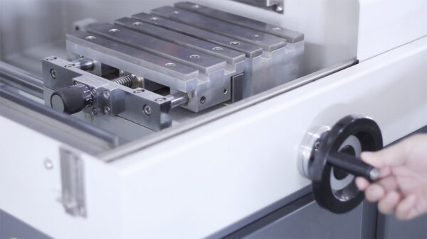 LC-400XP Automatic Metallographic Cutting Machine - Image 5